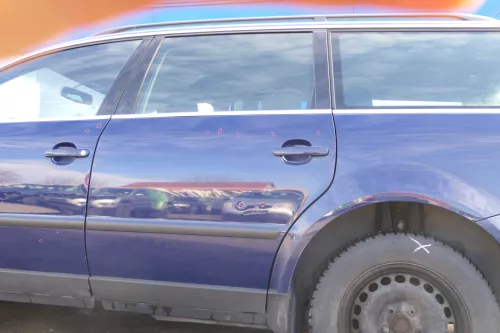 VW Passat 3B 3BG Kombi Variant Tür hinten links blau LA5E ohneAnbauteile