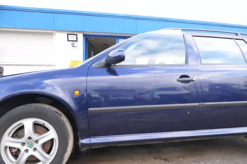 Skoda Octavia 1U Kombi + Limo Tür vorne links Fahrertür blau LF5U 9460 ohne Anba