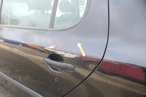 Skoda Fabia 5J Limousine Tür hinten links schwarz LF9R - Mängel (167351)