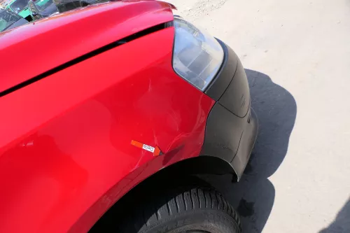 VW Fox 5Z Kotflügel vorne rechts rot LY3D - Delle (168517)