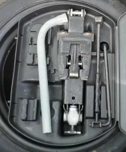 VW Golf 5 1K 6 Plus Bordwerkzeug Pannenset Wagenheber für Ersatzrad Notrad