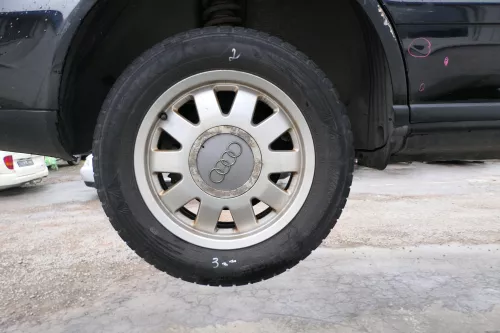 A6 4B Alufelgen Felgen 8D0601025M 6jx15H2 ET45 195/65 R15 Winterreifen 3-5mm (169714)