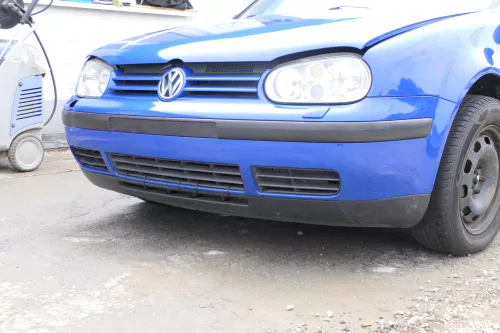 VW Golf 4 Stoßstange vorne Frontstoßstange Stoßfänger blau LW5Z SWR (170101)