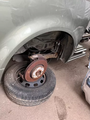 VW T5 7H Leitung Kühlwasser Kühlflüssigkeit unterm Auto nach hinten d