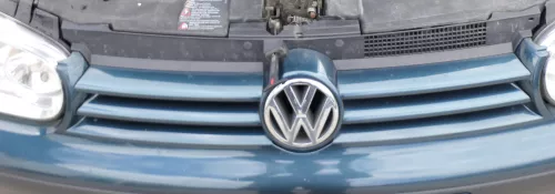 VW Golf 4 Grill Kühlergrill mit VW Zeichen Logo grün LC6X (171218)