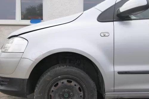 VW Fox Kotflügel vorne links silber LA7W grau