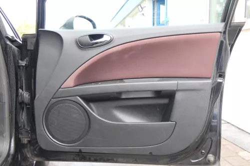 1x Leon 1P Türverkleidung Verkleidung Tür vorne rechts Griff grau persiaschwarz