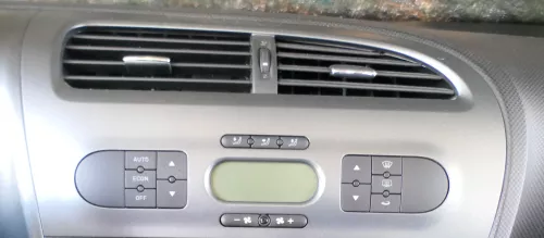 Seat Leon 1P Mittelkonsole Verkleidung um Radio Klappe Abdeckung Dekor silber gr (171361)
