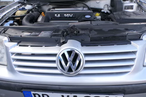 VW Bora Grill Kühlergrill VW Zeichen Logo silber grau LA7W (171785)