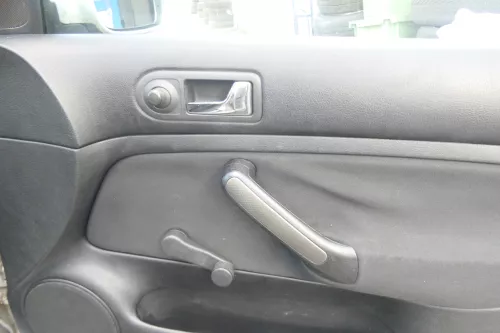 1x VW Golf 4 Bora Türverkleidung Verkleidung Tür vorne rechts 4/5-Türer schwarz (171792)