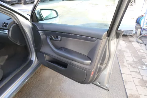 1x A4 8E B6 Türverkleidung Verkleidung Tür vorne rechts soul schwarz