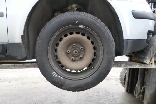 4X A4 B5 A6 4B Passat 3BG Felgen Reifen Winterreifen M+S 195/65 R15 91T 4-6mm