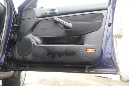 1x Golf 4 Bora Türverkleidung Verkleidung Tür vorne rechts 4/5-Türer Griff schwa (174500)