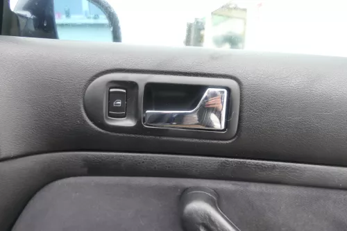 1x Golf 4 Bora Türverkleidung Verkleidung Tür vorne rechts 4/5-Türer Griff schwa (174500)