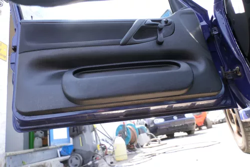 1x Polo 6N Türverkleidung Verkleidung Tür vorne links 2/3-Türer schwarz Griff (174803)