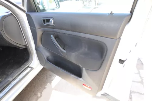 1x Golf 4 Bora Türverkleidung Verkleidung Tür vorne rechts 4/5-Türer Griff schwa (174990)