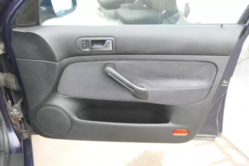 1x Golf 4 Bora Türverkleidung Verkleidung Tür vorne rechts 4/5-Türer Griff schwa