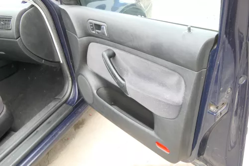 1x Golf 4 Bora Türverkleidung Verkleidung Tür vorne rechts 4/5-Türer Griff schwa (175250)