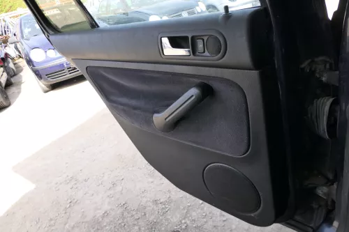 1x VW Golf 4 1J Limousine Türverkleidung Verkleidung Tür hinten links Griff (175253)
