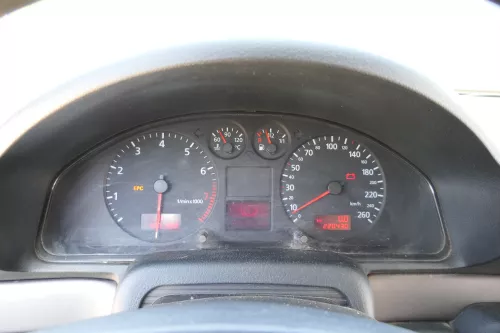 Audi A4 B5 Tacho Tachometer Kombiinstrument 220.000km 8D0920901D Benziner 1,6