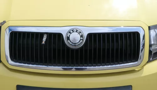 Fabia 6Y Zeichen Kühlergrill Grill Gitter 6Y0853668 gelb LF1R Logo