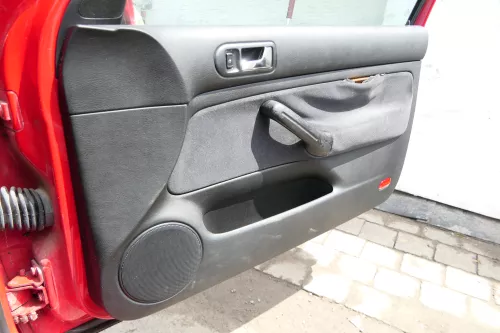1x VW Golf 4 Türverkleidung Verkleidung Tür vorne rechts schwarz 2/3-Türer (175796)