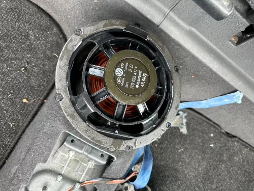 VW Touran 1T Eos Box Lautsprecher 1T0035411K Tiefton in Tür (176196)