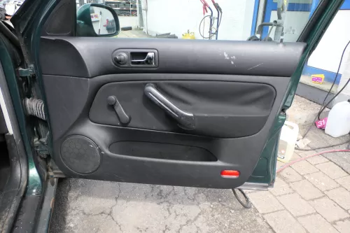1x Golf 4 Bora Türverkleidung Verkleidung Tür vorne rechts 4/5-Türer Griff schwa