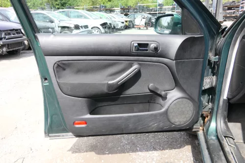 1x Golf 4 Bora Türverkleidung Verkleidung Tür vorne links 4/5-Türer Griff schwa