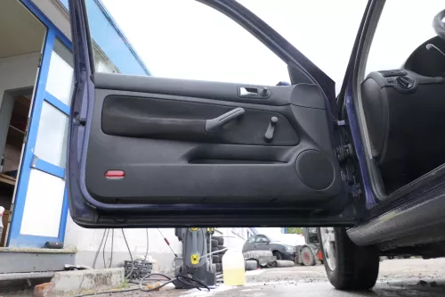 1x VW Golf 4 Türverkleidung Verkleidung Tür vorne links schwarz 2/3-Türer  (177093)