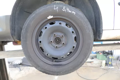 4x VW Polo 9N Felgen Reifen 165/70 R14 81T Sommerreifen 5jx14H2 ET35 ca. 5-6,5mm (177663)