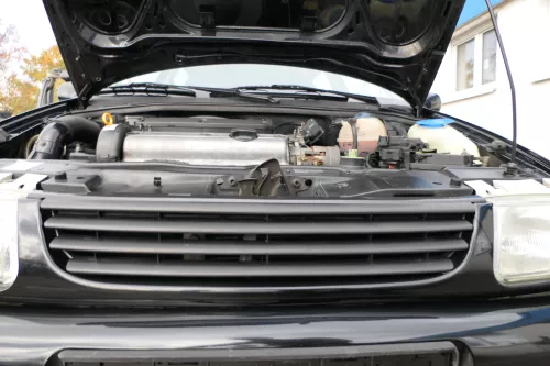 VW Polo 6N Kühlergrill Grillleiste vorne Leiste Grill schwarz L041