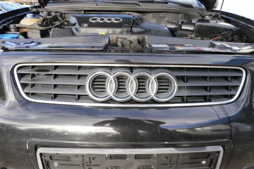 Audi A3 8L Stoßstange Frontstoßstange vorne schwarz LY9B mit Grill (178796)