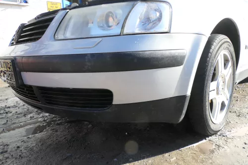 VW Passat 3B Stoßstange vorne Frontstoßstange Stoßfänger vorn silber LB7Z  - SWR (180367)