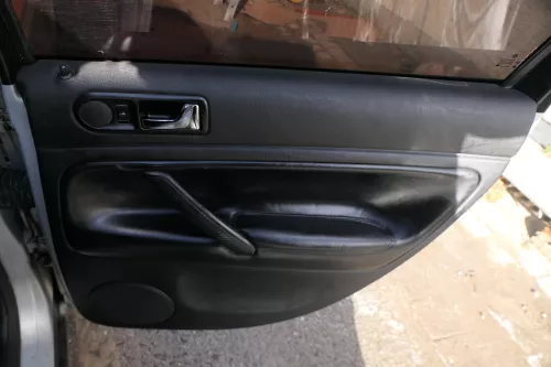 4x Passat 3B Türverkleidung Verkleidung Tür vorne links rechts  - schwarz Leder (180368)