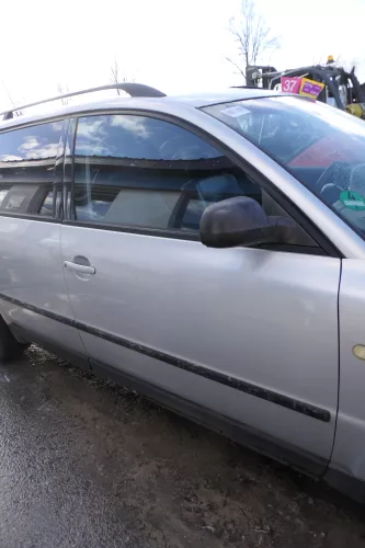 VW Passat 3B 3BG Kombi + Limo Tür vorne rechts Beifahrertür grau silber LB7Z (180369)