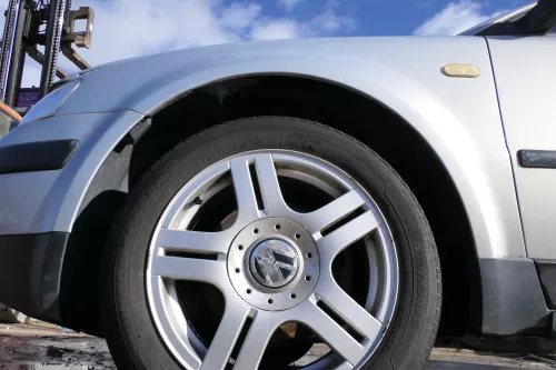 VW Passat 3B Kotflügel vorne links silber LB7Z (180371)