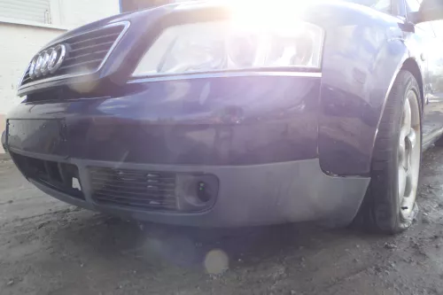 Audi A6 4B Frontstoßstange Stoßstange vorn vorne Stoßfänger blau LZ5T - RISS ! (180524)