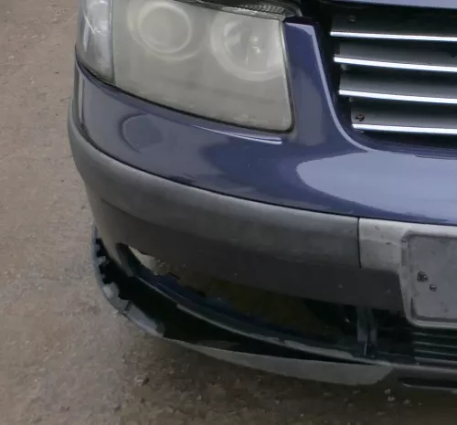 VW Passat 3B Stoßstange vorne Frontstoßstange Stoßfänger blau LN5Y + Grill (180637)