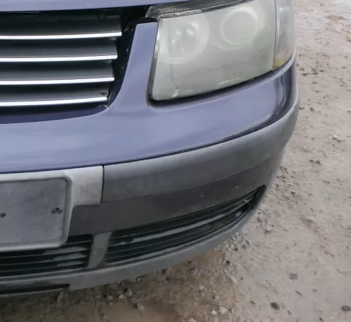 VW Passat 3B Stoßstange vorne Frontstoßstange Stoßfänger blau LN5Y + Grill (180637)