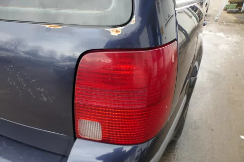VW Passat 3B Kombi Variant Heckklappe Klappe hinten mit Scheibe blau LN5Y (180652)