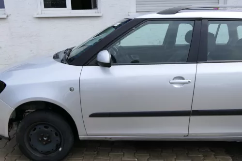 Fabia 5J Kombi + Limo Tür vorne links Fahrertür - silber LA7W -ohne Anbauteile