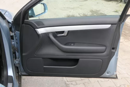 1x A4 8E B7 Türverkleidung Verkleidung Tür vorne rechts soul schwarz