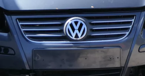 VW Polo 9N3 Grill Kühlergrill VW Zeichen Logo 6Q0853653F silber Chrom