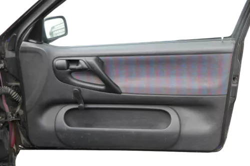 1x Polo 6N Türverkleidung Verkleidung Tür vorne rechts 2/3-Türer schwarz Griff
