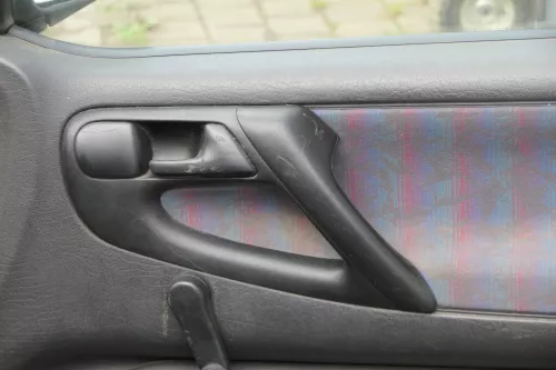 1x Polo 6N Türverkleidung Verkleidung Tür vorne rechts 2/3-Türer schwarz Griff (182544)