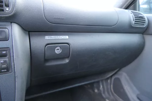 Audi A3 8L Handschuhfach Klappe 8L1857095 soul schwarz Facelift Quattro