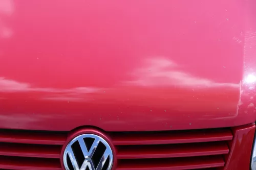 VW Polo 6N2 VW Zeichen Kühlergrill Grill rot LP3G (182783)