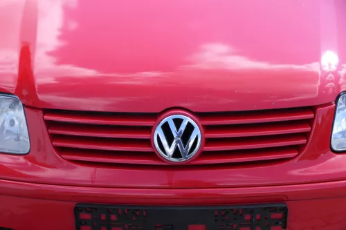 VW Polo 6N2 VW Zeichen Kühlergrill Grill rot LP3G