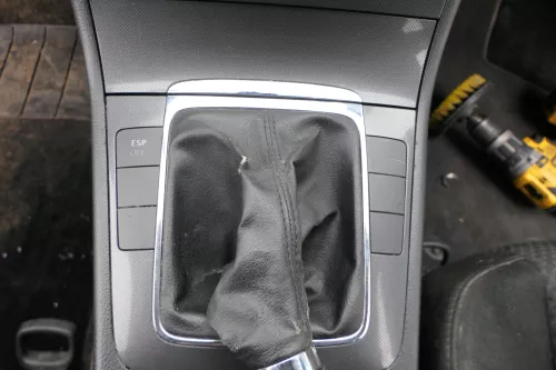 Passat 3C Mittelkonsole Verkleidung Klappe Abdeckung Dekor netzoptik schwarz mat (183109)